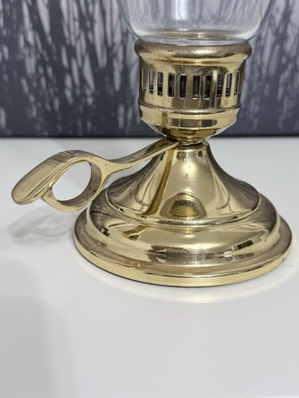 Brass Chamber Candlestick Ring Thumb w/Clear Chimney Shade Pre-Owned 9.25 Inch